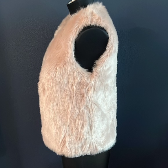 Forever 21 baby pink faux fur vest. Closes fully with hook and eye. Sz S small - Picture 3 of 5
